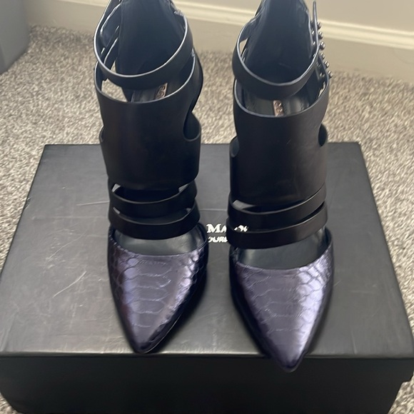 BCBGeneration black Canon strappy heels, Size 7/1/2 only used one time - Picture 6 of 9